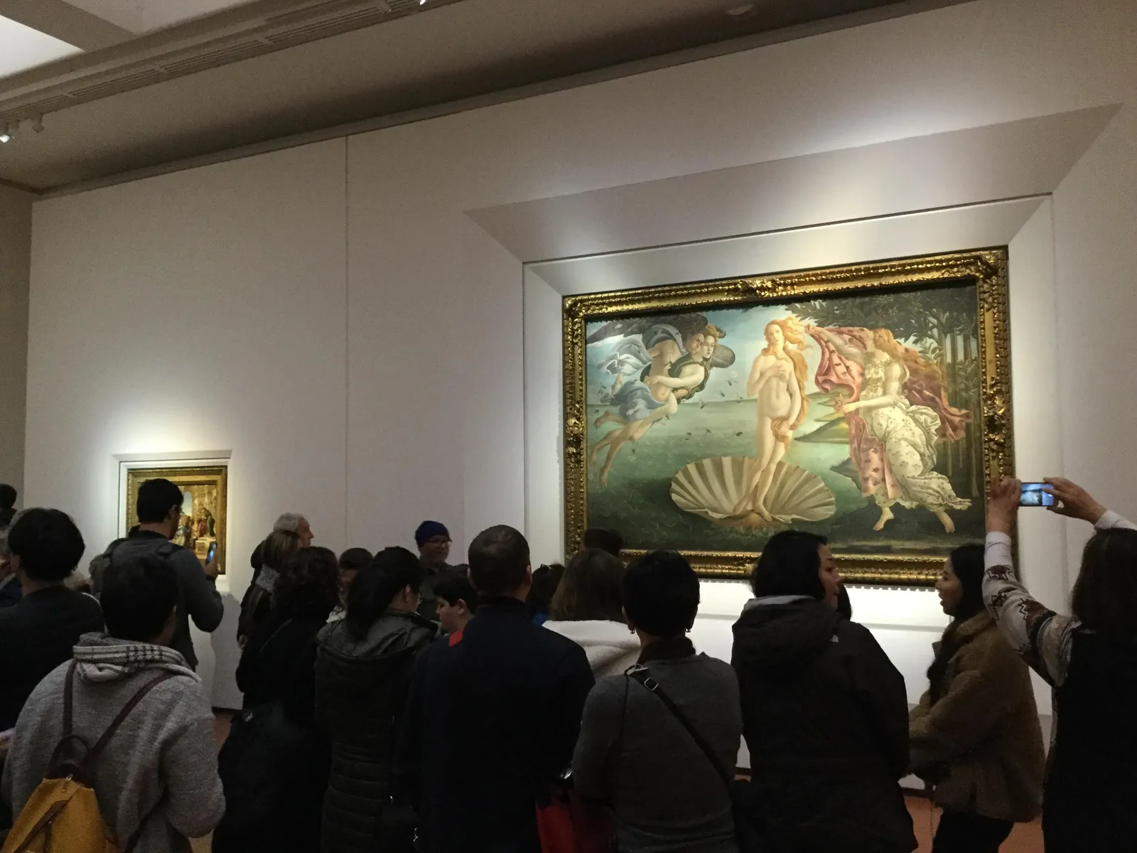 Crowd in front of Botticelli's Birth of Venus at the Uffizi
