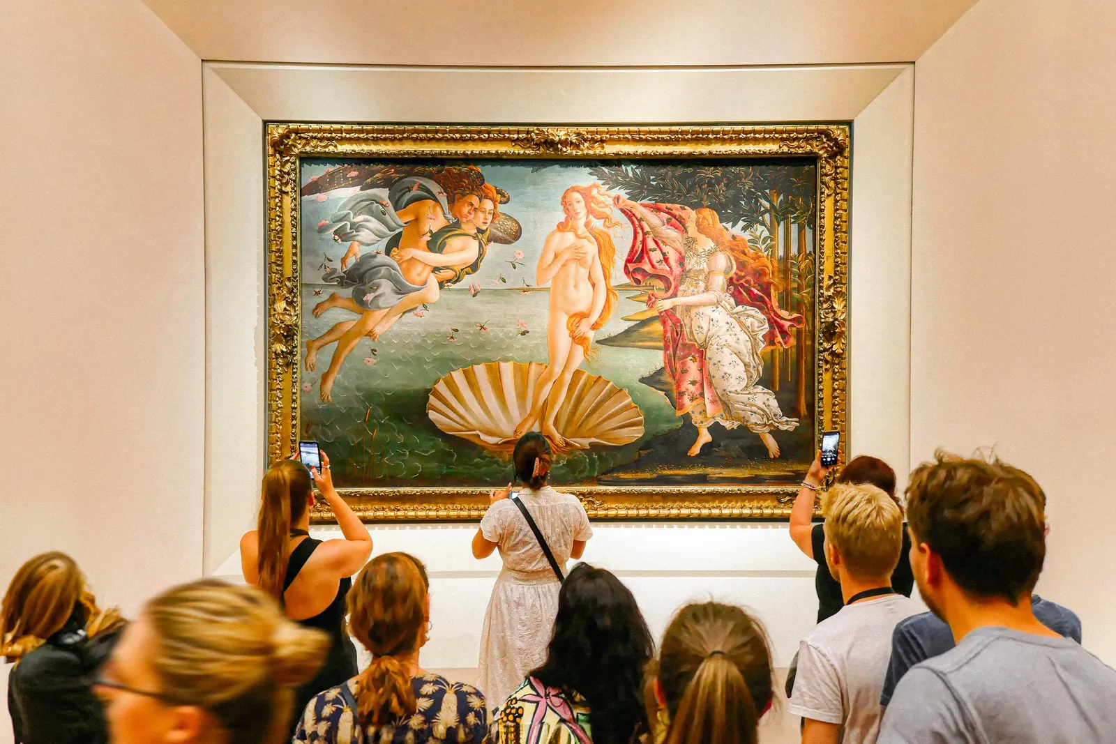 Crowd gathered at Botticelli's Birth of Venus in the Uffizi Gallery