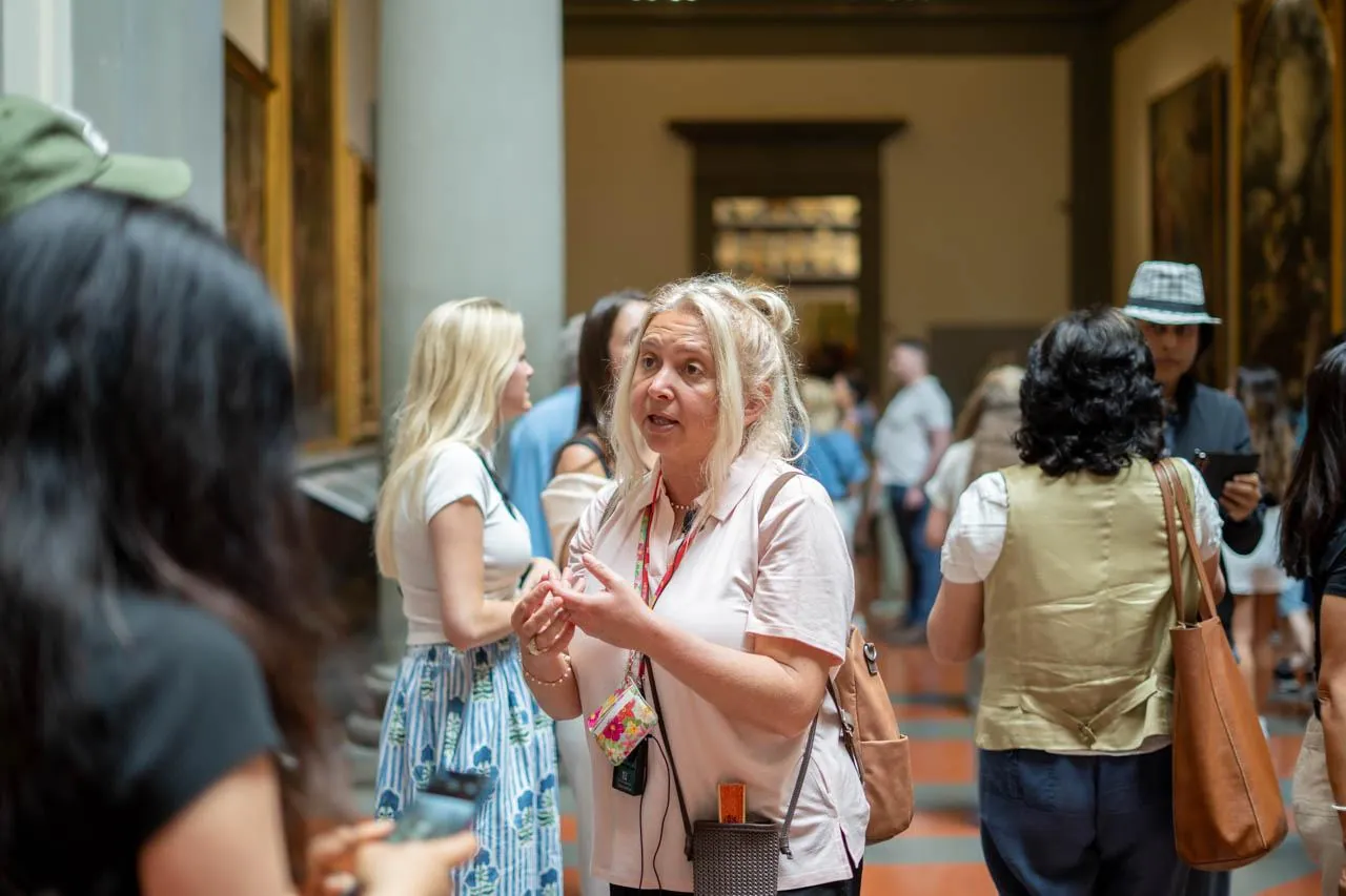 Guide talking with visitors in the Accademia's painting rooms