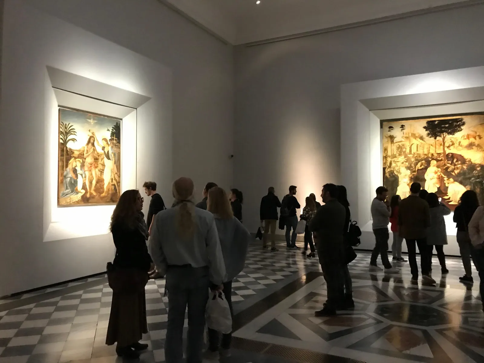 Visitors in the Uffizi's Leonardo da Vinci room