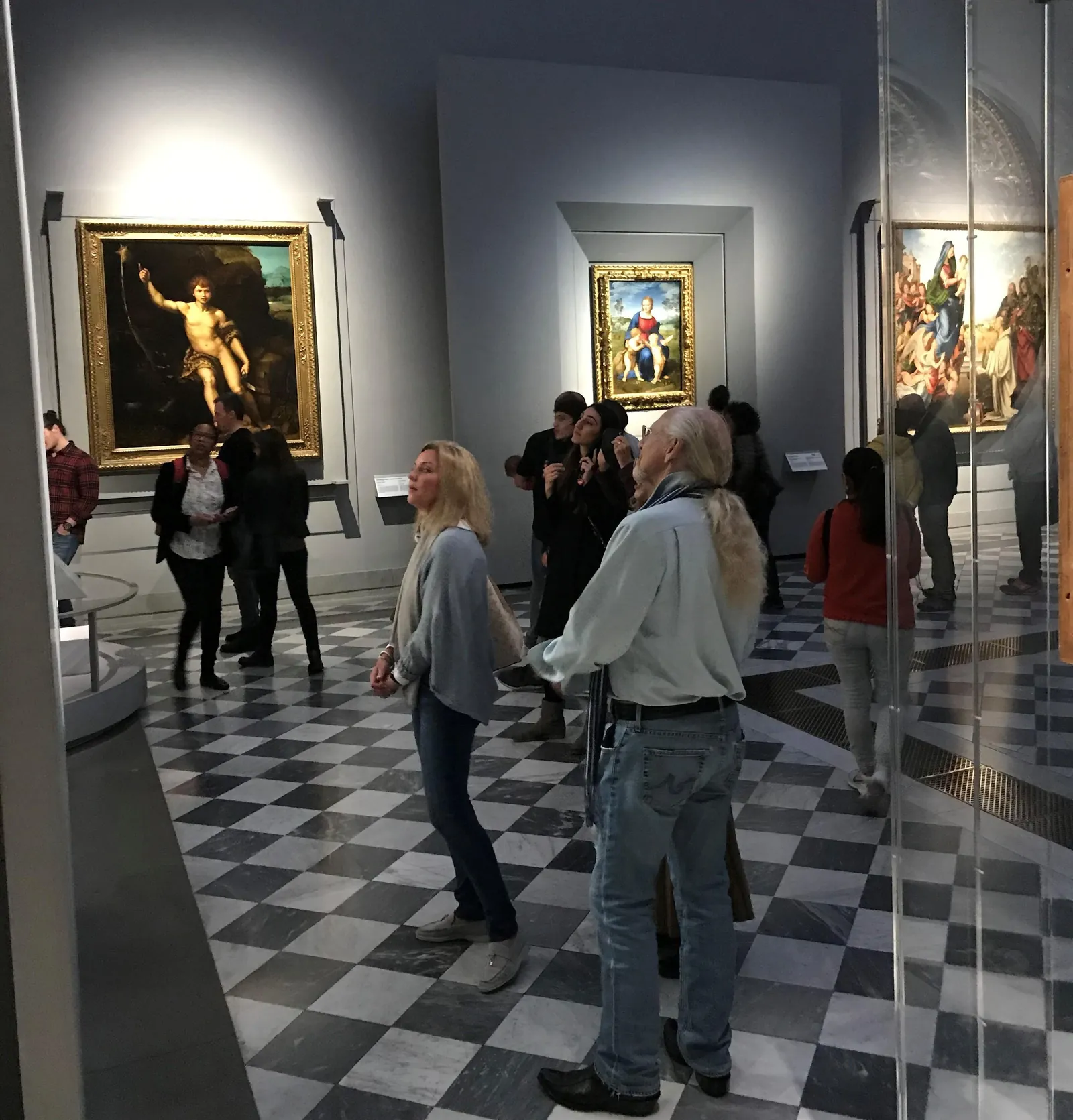 A private group pausing in one of the Uffizi's painting rooms